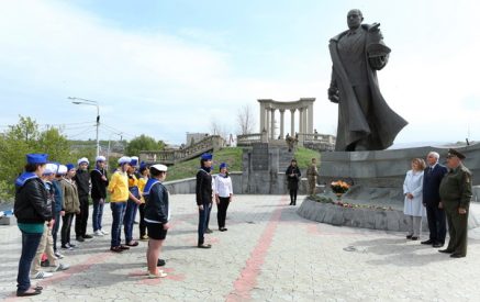 Երևանցի դպրոցականները այցելել են իրենց դպրոցների անվանատուների արձաններին
