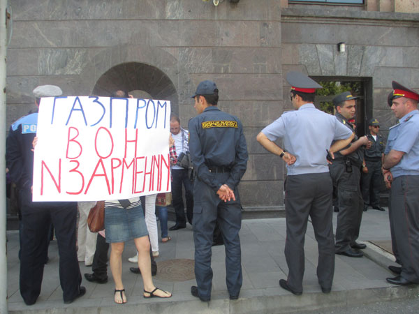 «Газпром вон из Армении». բողոքի ակցիա Ռուսաստանի դեսպանատան դիմաց (Տեսանյութ, ֆոտոշարք)