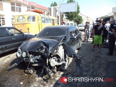 Ըստ գյումրեցիների՝ Jeep-ի վարորդը, հետապնդելով Mercedes-ին, կրակոցներ է արձակել, ինչից հետո վթար է տեղի ունեցել