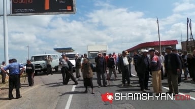 2 հարյուրից ավելի գյուղացիներ Երևան-Վանաձոր ավտոճանապարհը փակել են և սպառնում են այն շարունակել ամեն օր