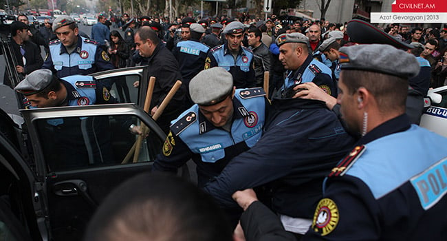 Ամեն ինչ բեմի վրա, բեմից դուրս՝ ոչինչ