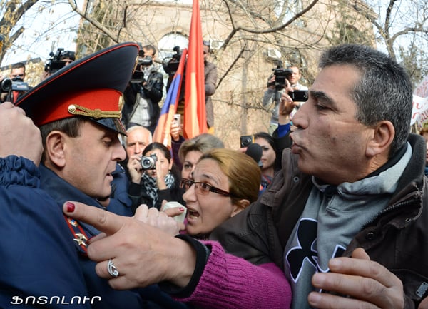 Երեք ցուցարար մտավ նախագահական նստավայր (Տեսանյութ)