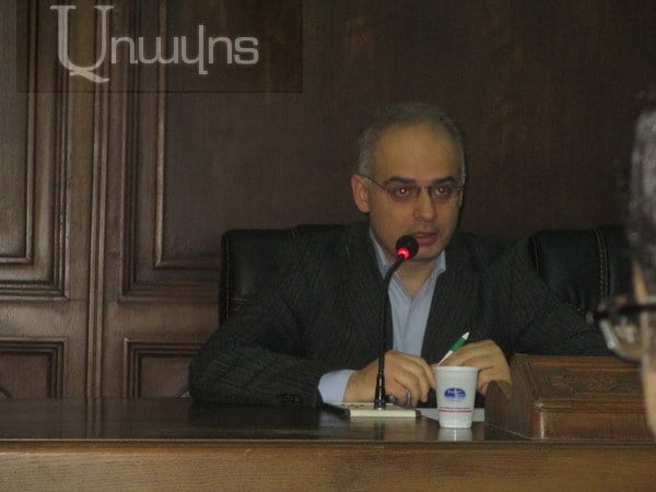 Լեւոն Զուրաբյանը Աշոտյանին ու Շարմազանովին զգույշ է բարեւելու. «Բռնաբարություն են անում՝ տրամաբանության նկատմամբ»