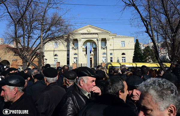 Ցուցարարները Ամանորը փոխոստիկանապետի տանը նշելու հրավերք են ստացել. (Տեսանյութ)