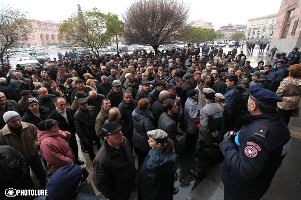 Ցուցարարները պահանջում են վարչապետին, գզիր անվանում կառավարության աշխատակցին (Տեսանյութ) 