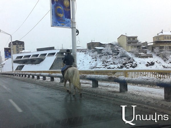 Ճերմակ ձիու վրա նստած ասպետը՝ Դավիթաշենի կամրջի վրա