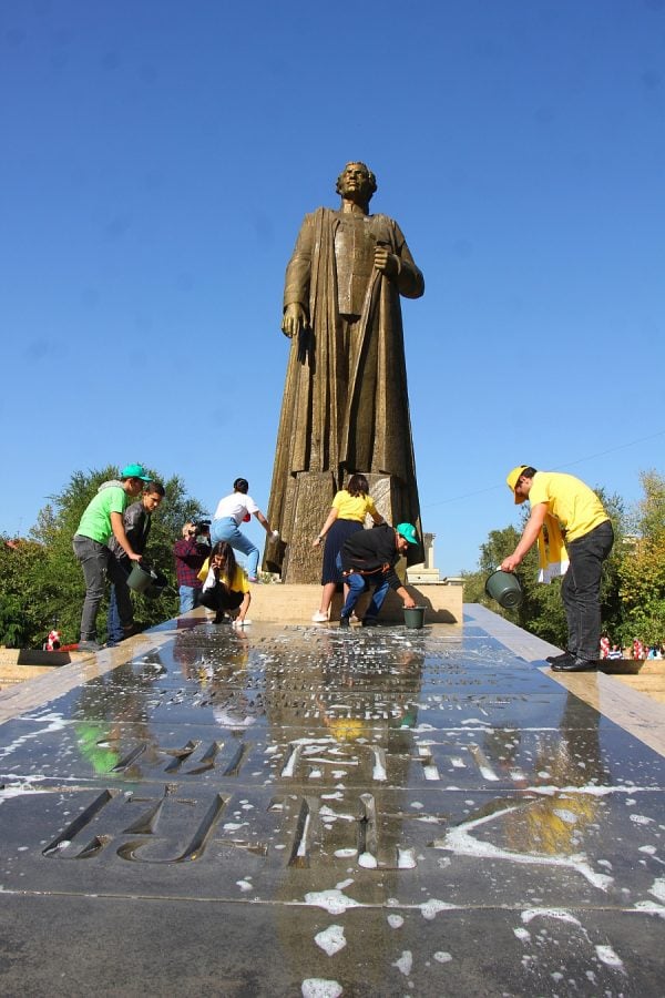 Լվացվել են Երևանի արձանները