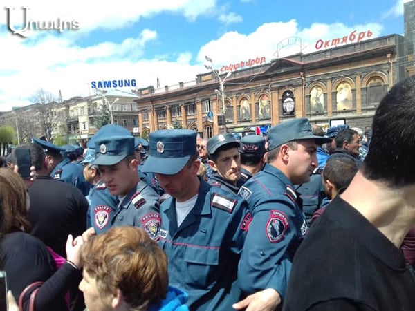 «Բա չէ, պտի թողնեին Նիկոլը բարգավաճի». ոստիկանապետը՝ գյումրեցի ցուցարարին