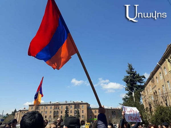 Հայաստանի հպարտ քաղաքացիները (ներեցեք` գյուղացիները) վերցրին ու ընտրեցին այն թեկնածուներին, որ իրենց պահանջով (կամ` անպահանջ) հրաժարական էին տվել. «Իրատես»