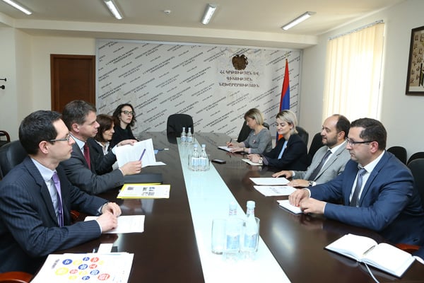 Դեսպան Լաքոտը բարձր է գնահատել հայ երիտասարդության ակտիվ մասնակցությունը համաժողովրդական շարժմանը, որը վկայում է քաղաքացիական կրթության և ժողովրդավարական արժեքների բարձր նշաձողի մասին