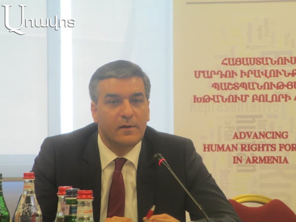 «Եթե կոշիկ չունենա երեխան, էլի կարող է գնալ դպրոց, բայց առանց դասագրքի չի կարող». Արման Թաթոյանի զեկույցը