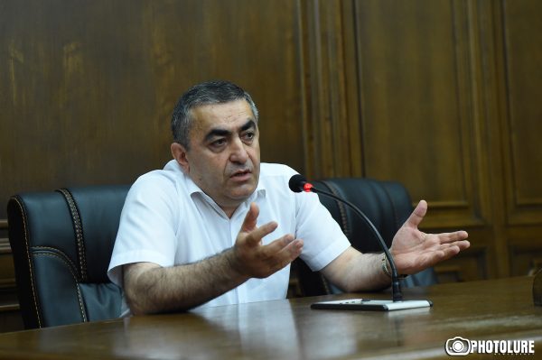 «Այդ սնունդը բացում, գցում էին շների դեմը, շները չէին ուտում». Արմեն Ռուստամյան