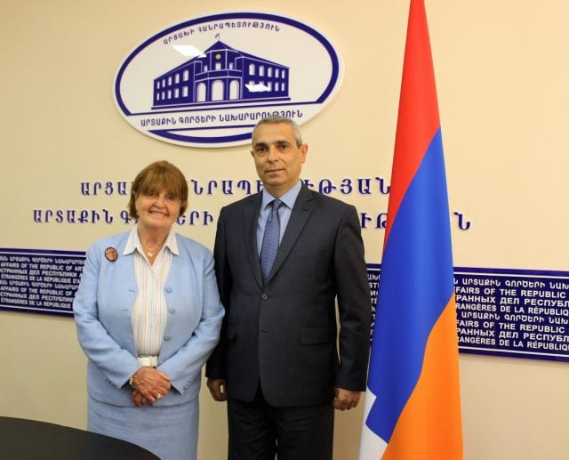 Արցախի Հանրապետության արտաքին գործերի նախարարը բարոնուհի Քերոլայն Քոքսին պարգևատրել է