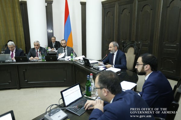 Դժվար չէ նկատել գործողությունների պարզունակությունը, երբ ցավոտ մի թեման փորձ է արվում քողարկել հանրության ականջին հաճո մեկ այլ թեմայով․ «Փաստ»