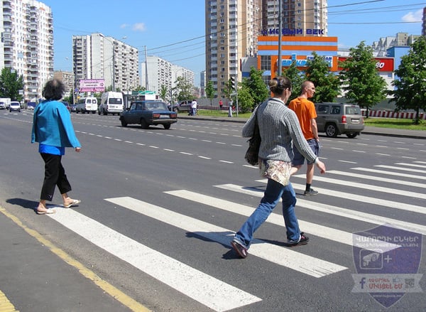 Քաղաքապետարանի պաշտոնյային չի մտահոգում, որ մարդիկ փողոցն անցնում են կյանքը վտանգելով