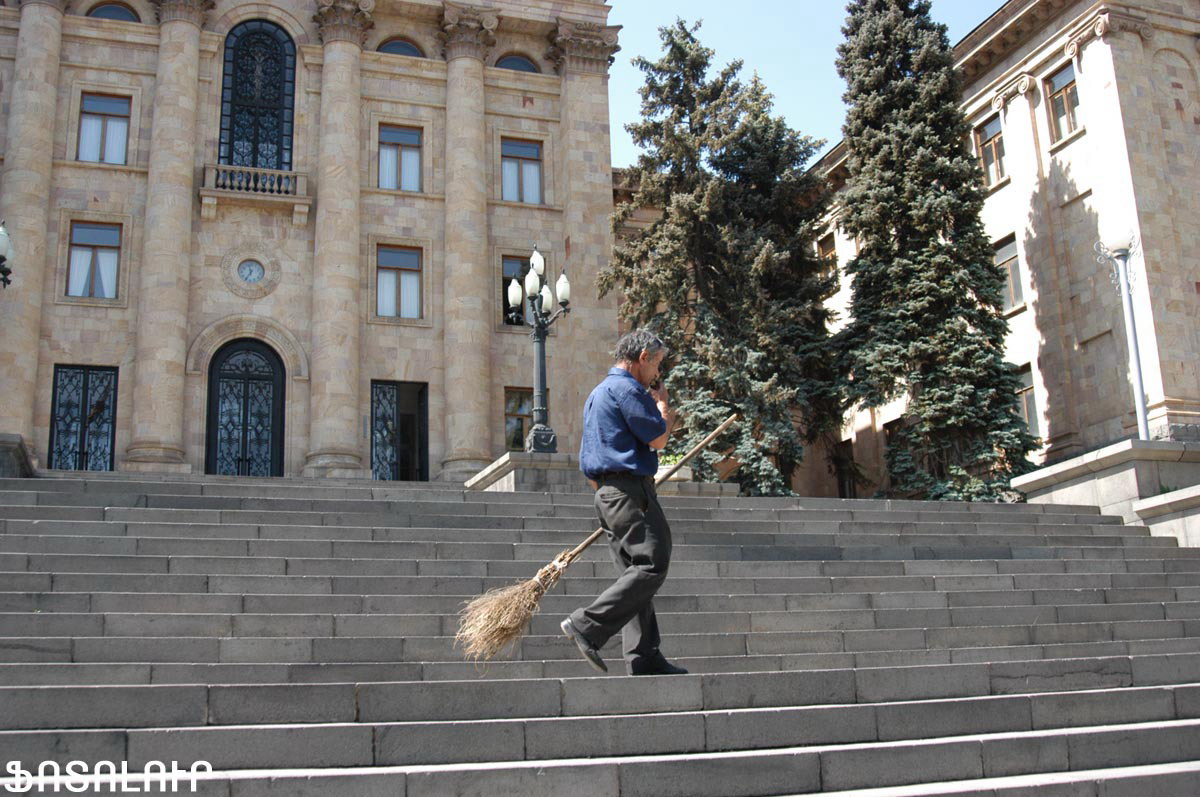 Հերիք է իրար ուտեք, հայրենակիցներ