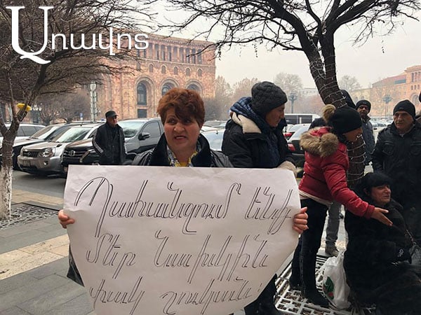 Բողոքի ցույց՝ կառավարության շենքի մոտ. «Մեզ հանել գցել են փողոցները. Տաղավարներ հատկացրեք»