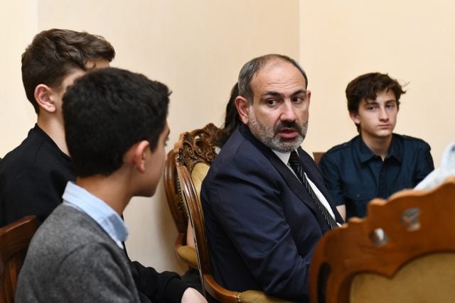 Փաշինյանը կատակով շեշտել է, որ վարչապետ ընտրվելուց հետո էլ իրեն «կալանավորված» է զգում, քանի որ շրջում է զինված մարդկանց ուղեկցությամբ