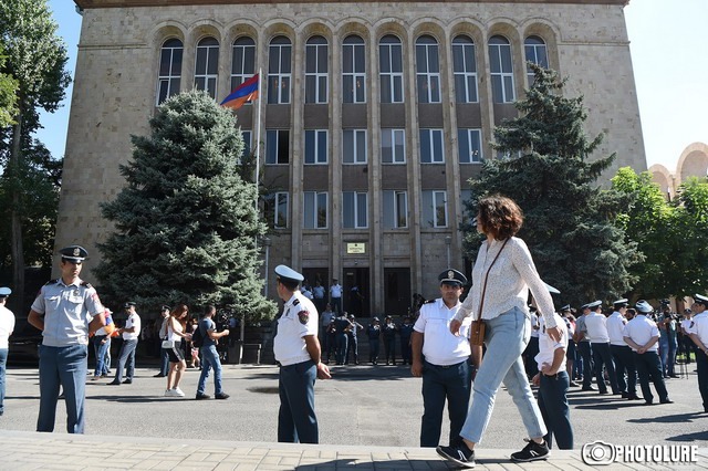 Կին ցուցարար. «Քոչարյանին ցմահ բանտարկություն եմ մաղթում»