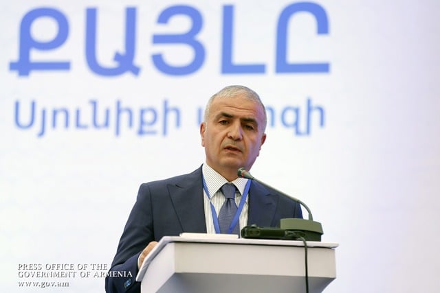 Մեկ տարի անց բարիկադները, իհարկե, չքանդվեցին, եթե չասենք՝ ավելի ամրացան, նարկոթրաֆիկի ողնաշարն էլ, կարծես թե, առանձնապես ճողվածքներ չի տվել. «Հրապարակ»