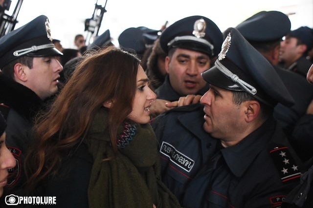 Քաշքշուկ` ոստիկանության եւ դաշնակցական երիտասարդների միջեւ. «Հենց ոստիկանները հրեցին` զոռով մտնելու ենք ներս»