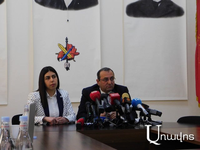 «Բա սա պահվա՞ծք է». Արծվիկ Մինասյանը բողոքում է ոստիկանության անհամաչափ ուժից, հիշեցնում են՝ ո՞ւր էին, երբ Մարտի 1-ին էր ոստիկանությունը ուժ կիրառում