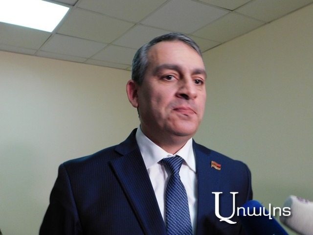 «Ինչի՞ ես ինձ թեք նայում, պիտի դրա «ատչոտը» տաս». Արմեն Խաչատրյանը՝ բանակում քրեական բարքերի, վարտիքները լվանալու «բազարների» մասին