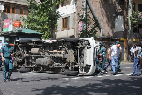 Երևանի Գրիբոյեդով-Մամիկոնյանց փողոցների խաչմերուկում շտապօգնության ավտոմեքենա է շրջվել. կան տուժածներ