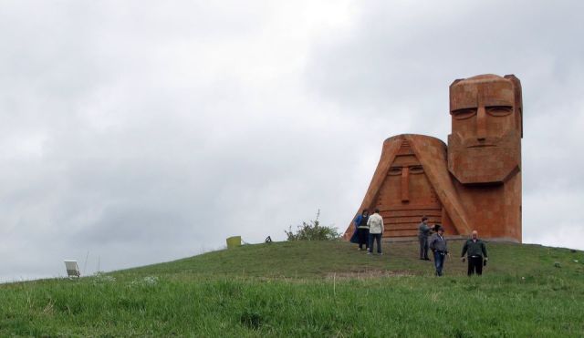 «Տխուր է տեսնել, թե ինչպես են ռումբերն ընկնում Ստեփանակերտի վրա՝ սպանելով հայերին, որոնք պայքարում են իրենց գոյության համար». կատալոնացի գրող