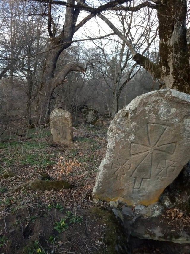 Գանձախուզության, գանձագողության նպատակով ավերել են հուշարձանի տարածքը, շրջել գերեզմանաքարերը