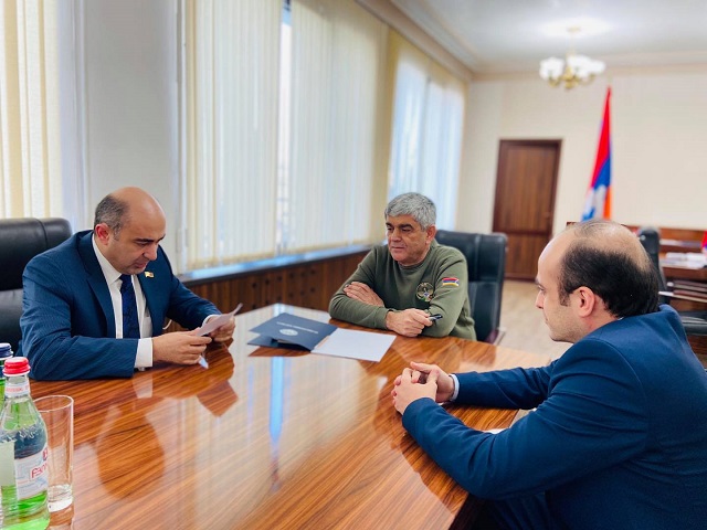 «Լուսավոր Հայաստան» խմբակցության պատվիրակությունը հանդիպել է ԱՀ ԱԽ քարտուղար Վիտալի Բալասանյանին