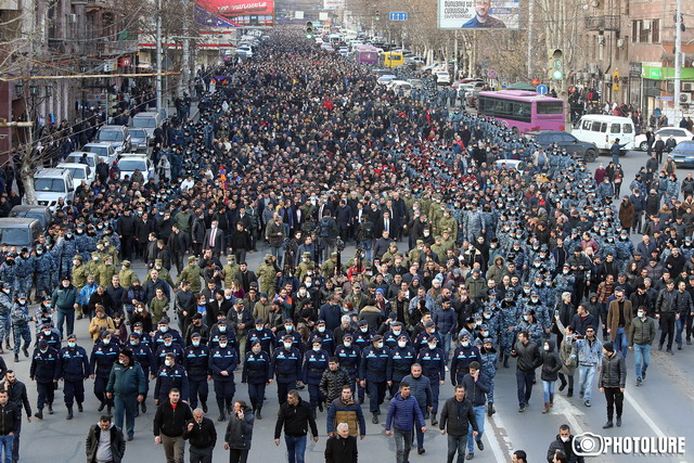 Երկրի իրական ղեկավարը չի կարող երկրով շրջել հազարավոր ոստիկաններով շրջապատված. Վահե Հովհաննիսյան