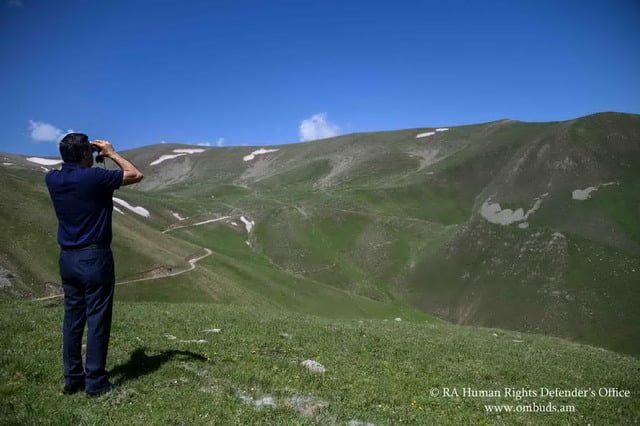 Ադրբեջանական զինված ծառայողները, դրոշներն ու ցուցակները պետք է հեռացվեն ՀՀ գյուղերի հարևանությունից ու համայնքների միջև ճանապարհներից. Հայաստանի մարդու իրավունքների պաշտպան