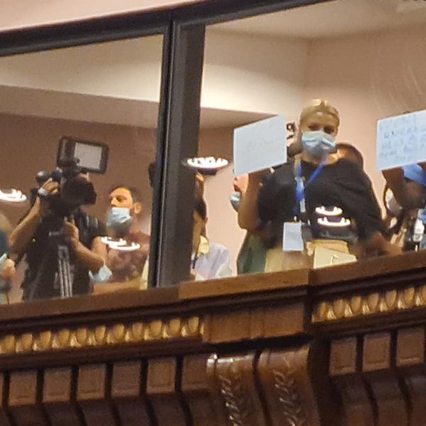 Լրագրողները պահանջում են Նիկոլ Փաշինյանի հետ հանդիպում. անվտանգության աշխատակիցները խորհրդարանում «հսկում» են լրագրողներին
