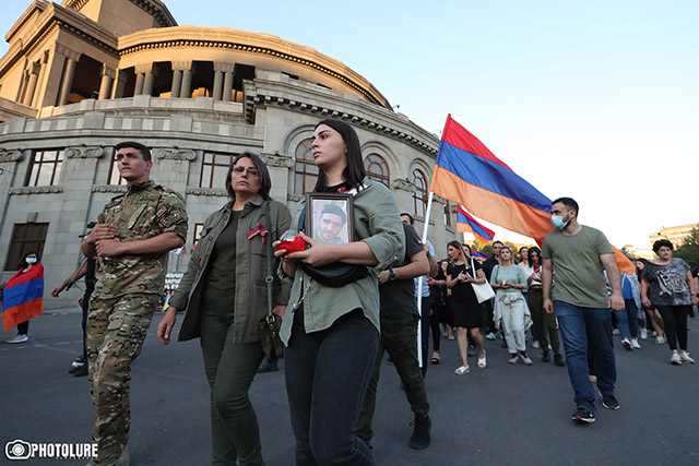 «Անկախության իրական տերերը այսօր Եռաբլուրում են». Կարին Տոնոյան (Ֆոտոշարք)