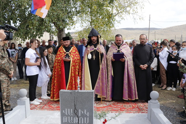 «Նրանց սխրանքները չեն մոռացվի». Լանջաղբյուրում բացվեց եւ օրհնվեց պատերազմի զոհերի հուշաղբյուրը