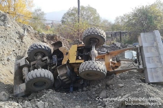 Վանաձորում բեռնիչը կողաշրջվել է. կա տուժած