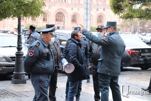 «Ոչ դաշնակ, ոչ էս, ոչ էն չի լինելու արա՜, լսա՞ր»․ քաղաքացին քաշքշեց պատգամավորին