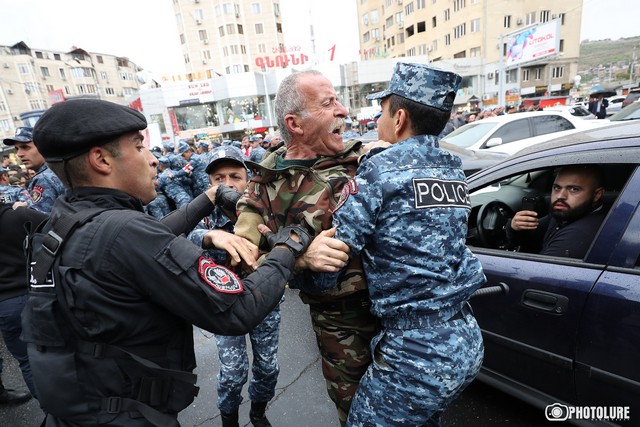 «Հլը մի րոպե, 1 հոգու համար սենց եք անո՞ւմ»․ կարմիր բերետավորի ուշագրավ պահվածքը․ մազերից քաշելով, ձեռք ոլորելով՝ բերման են ենթարկում