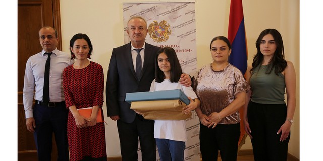 «Հիմա խաղաղություն է, բայց քեզ կորցրել եմ». ԿԳՄՍՆ-ն արձագանքել է նամակին՝ ոչ միայն գնելով հադրութցի Վիկայի հեքիաթների գրքերը, այլև նրան համակարգիչ նվիրելով