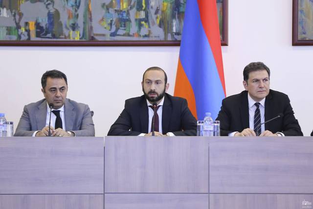 Դեսպանների հետ հանդիպմանը Արարատ Միրզոյանն ընդգծել է՝ հայկական կողմի՝ խաղաղության հասնելու ջանքերին Ադրբեջանի իշխանությունները պատասխանում են հայատյաց հռետորաբանությամբ, ուժի կիրառման անթաքույց սպառնալիքներով