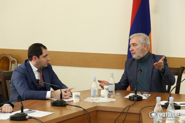 «Կառավարությունը ոնց որ թե ուզում է լավ բան անել». Անդրանիկ Քոչարյանը ընդդիմադիր գործընկերներից է լսել՝ բանակի բարեփոխումների մասին