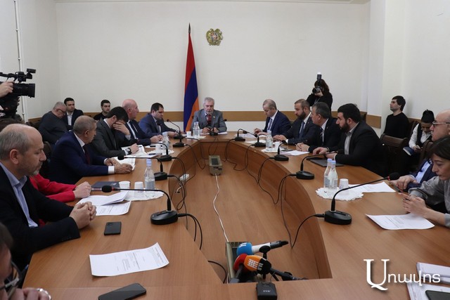 «Մի՛ հուզվեք, թող հուզվի նա, ով 5-րդ շարասյան հետ կապ ունի». Արփի Դավոյանը՝ ընդդիմադիրներին