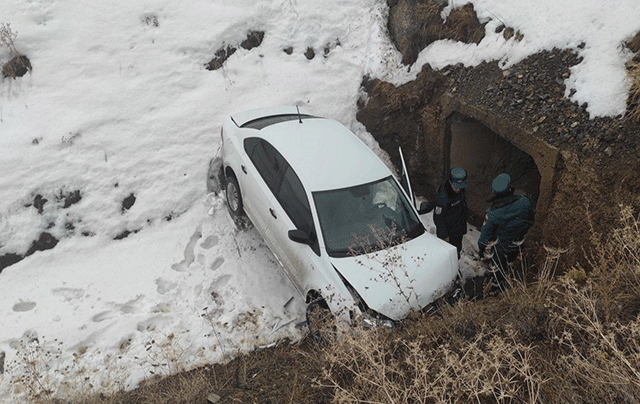 Քաղսի գյուղի մոտակայքում «Volkswagen Polo» ավտոմեքենան դուրս է եկել ճանապարհի երթևեկելի հատվածից, սահել չգործող սելավատարը