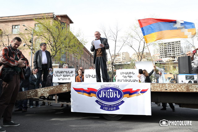 «Մենք շատ լավ գիտակցում էինք, որ այսօր չի հավաքվելու այն մասսան, որը մենք սպասելու ենք հետագայում». Սերժ Սրապիոնյան. Ցույց՝ ԱԺ-ի մոտ