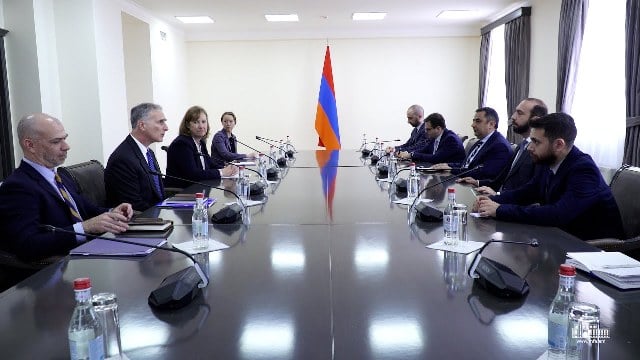 Բոնոյի հետ հանդիպմանը Միրզոյանն ընդգծել է՝ առանցքային է միջազգայնորեն երաշխավորված երկխոսության մեխանիզմի ներքո Լեռնային Ղարաբաղի ժողովրդի իրավունքների և անվտանգության խնդիրների հասցեագրումը