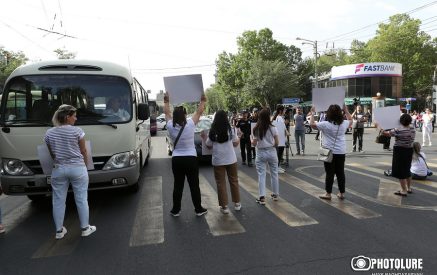 «Նիկոլին ասեք, թող բացի Արցախի կյանքի ճանապարհը, մենք էլ այս ճանապարհը կբացենք». արցախցիները Երեւանում փողոցներ էին փակել