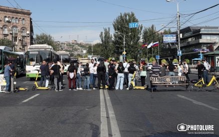 «Արցախը չպահողը ոչ Սյունիքն է պահելու, ոչ Երեւանը, ոչ էլ որեւէ մեկիդ ընտանիքին». Երիտասարդները ցույց են անում