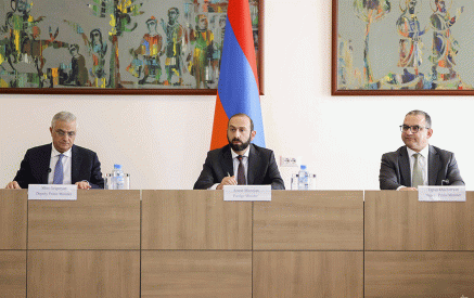 Ադրբեջանի գործողություններն ուղեկցվել են քաղաքացիական բնակչության և ենթակառուցվածքների թիրախավորմամբ՝ հանգեցնելով 100-ավոր զոհերի և վիրավորների. Միրզոյանը` ՀՀ-ում հավատարմագրված դիվանագիտական ներկայացուցչությունների ղեկավարների և միջազգային կառույցների ներկայացուցիչների հետ հանդիպմանը