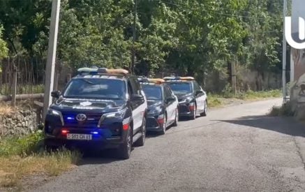 Ոսկեպարում Բագրատ սրբազանին հետեւում էին ոստիկանական երեք մեքենաներ